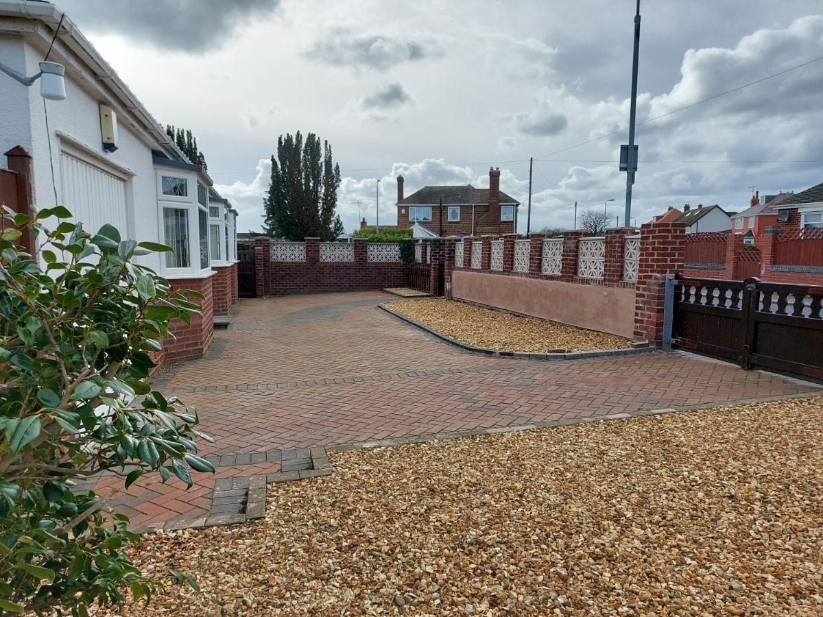 The Hermitage Private Detached Bungalow Rhyl Exterior foto